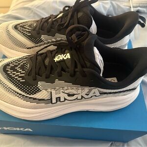 Hoka Women’s SKYFLOW Black and White Athletic Shoes USsize 9.5like new condition
